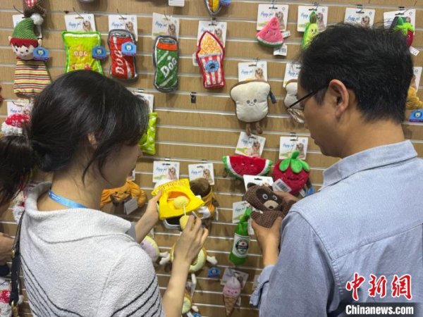 配资策略网 广交会观察：智能环保化宠物用品走俏